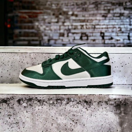 Nike Dunk Low Geen Satin Ess SNKR